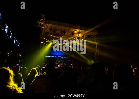 Folla di fronte al palco durante il concerto notturno di strada Foto Stock