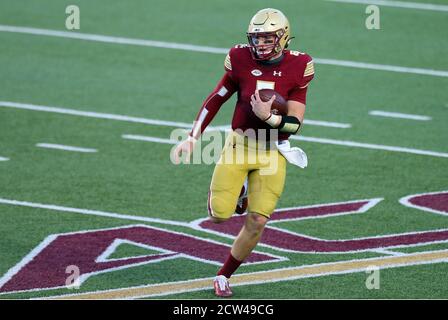 Stadio Alumni. 26 Settembre 2020. MA, USA; Boston College Eagles quarterback Phil Jurkovec (5) corre con la palla durante la partita di football NCAA tra Texas state Bobcats e Boston College Eagles all'Alumni Stadium. Anthony Nesmith/CSM/Alamy Live News Foto Stock