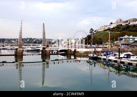 Torquay, Devon, Regno Unito. 15 settembre 2020. I turisti camminano sul ponte pedonale di Torbay che collega il porto principale e il porto interno di Torquay in D. Foto Stock