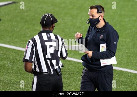 Stadio Alumni. 26 Settembre 2020. MA, USA; Jeff Hafley, allenatore di Boston College Eagles, parla con un funzionario durante la partita di football NCAA tra Texas state Bobcats e Boston College Eagles all'Alumni Stadium. Anthony Nesmith/CSM/Alamy Live News Foto Stock