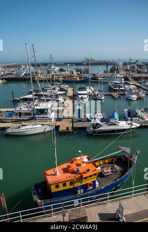 Ramsgate, Kent, Inghilterra, Regno Unito. 2020. Una panoramica del porto turistico degli yacht sul lungomare di Ramsgate. Foto Stock