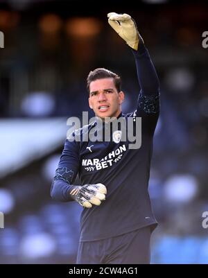 Il portiere della città di Manchester, Ederson, si riscaldò prima della partita della Premier League all'Etihad Stadium, Manchester. Foto Stock