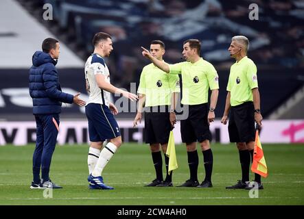 Pierre-Emile Hojbjerg di Tottenham Hotspur si avvicina all'arbitro Peter Bankes dopo la partita della Premier League al Tottenham Hotspur Stadium di Londra. Foto Stock