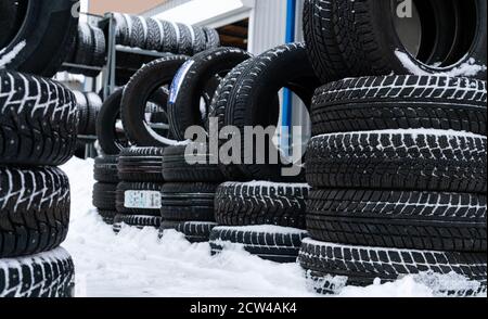 Pneumatici e ruote negozio sulla strada. Sostituzione stagionale degli pneumatici. Foto Stock