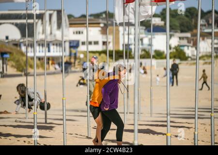 Poole, Regno Unito. Domenica 27 settembre 2020. Le bandiere rosse e bianche di 'in Memoriam' di Luke Jerram a Sandbanks in Dorset. Parte del festival delle arti di Bournemouth, uno dei pochi eventi a Passi pure nel 2020. L'installazione di ‘in Memoriam offre al pubblico un luogo di visita per ricordare quelli che abbiamo perso in questa crisi. Credit: Thomas Faull/Alamy Live News Foto Stock