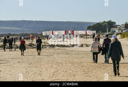 Poole, Regno Unito. Domenica 27 settembre 2020. Le bandiere rosse e bianche di 'in Memoriam' di Luke Jerram a Sandbanks in Dorset. Parte del festival delle arti di Bournemouth, uno dei pochi eventi a Passi pure nel 2020. L'installazione di ‘in Memoriam offre al pubblico un luogo di visita per ricordare quelli che abbiamo perso in questa crisi. Credit: Thomas Faull/Alamy Live News Foto Stock