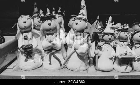 Piccole statuette Santa Lucia ragazza. Santa Lucia è una festa che si tiene il 13 dicembre in onore della festa di Santa Lucia di Siracusa Foto Stock