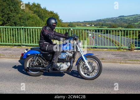 2003 Blue Harley Davidson Screamin Eagle 1200 sport; motociclista; trasporto a due ruote, motociclette, veicoli, strade, motociclette, motociclisti a Chorley, Regno Unito Foto Stock