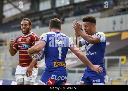 Lachlan Coote (1) di St Helens celebra la sua prova con Regan Grace (5) di Sant'Elena Foto Stock