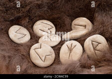 Pietre rune su una pelliccia. Alfabeto vichingo di Futhark. Primo piano foto delle rune di Norse. Foto Stock