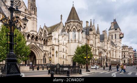 Le corti reali di giustizia, comunemente denominate le corti di legge, sullo Strand, centro di Londra. Case High Court e Corte d'appello di Inghilterra e Galles. Foto Stock