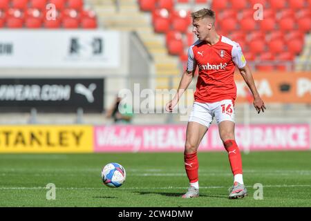 Jamie Lindsay (16) di Rotherham Unito con la palla Foto Stock