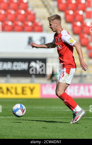 Jamie Lindsay (16) di Rotherham Unito con la palla Foto Stock