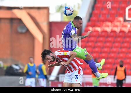 Jack Hunt (2) di Bristol City si scontra con Morgan Fox (3) di Stoke City mentre sfidando per la palla dentro l'aria Foto Stock