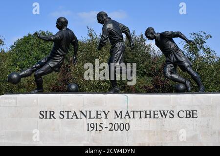 La statua CBE di Sir Stanley Matthews fuori dallo stadio Bet365 Foto Stock