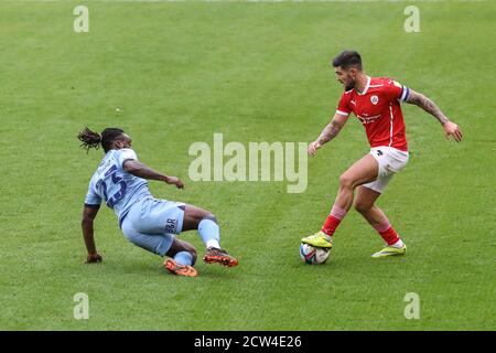 Alex Mowatt (capitano) (27) di Barnsley e Fankaty Dabo (23) Di Coventry City battaglia per la palla Foto Stock