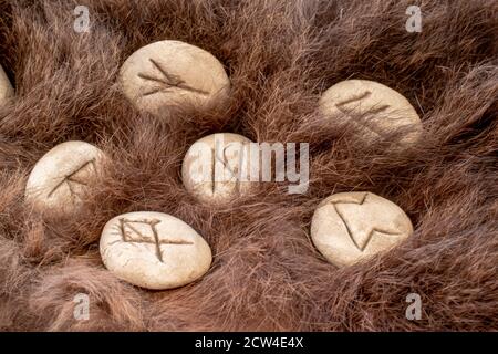 Pietre rune su una pelliccia. Alfabeto vichingo di Futhark. Primo piano foto delle rune di Norse. Foto Stock