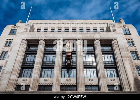 Peterborough Court Fleet St, Orologio Art Deco ornato sull'ex Daily Telegraph Building a Fleet Street, Londra. L'edificio ospita Goldman Sachs Foto Stock