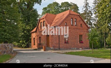 Vecchia casa in mattoni - presbiterio (Polonia) Foto Stock