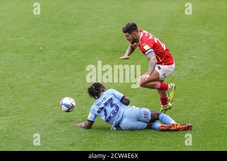 Alex Mowatt (capitano) (27) di Barnsley e Fankaty Dabo (23) Di Coventry City battaglia per la palla Foto Stock