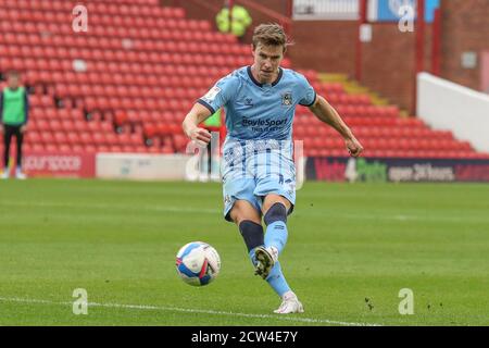 Ben Sheaf (in prestito da Arsenal) (14) di Coventry City spara in gol, si deflette indietro Foto Stock