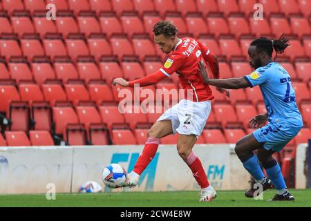 Jordan Williams (2) di Barnsley passa la palla come Fankaty Dabo (23) di Coventry City Pressures Foto Stock