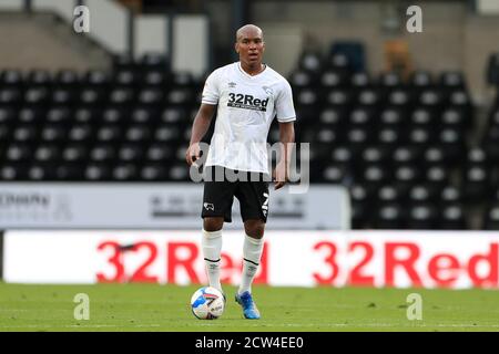 Andre Wisdom (2) di Derby County controlla la palla Foto Stock