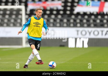 Mike te Wierik (6) della contea di Derby si riscalda per il gioco Foto Stock