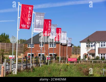 Moderno sviluppo di case ufficio vendite e case. Costruttori di Redrow. Allarmi Foto Stock