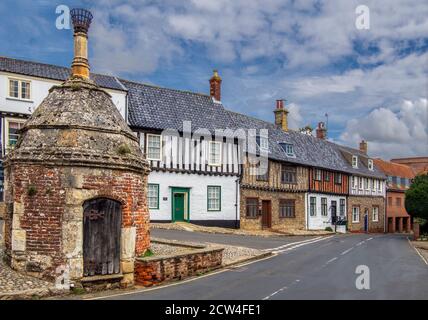 Case e villaggio antico pompa comune luogo piccolo villaggio Walsingham Norfolk Inghilterra Foto Stock