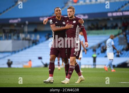 Jamie Vardy (a destra) di Leicester City festeggia con il compagno di squadra Youri Tielemans dopo aver segnato il primo goal della partita dal posto di penalità durante la partita della Premier League all'Etihad Stadium di Manchester. Foto Stock