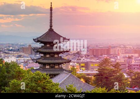 Nara, Giappone pagoda e città al crepuscolo. Foto Stock