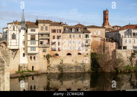 Case sul fiume Lot a Villeneuve sur Lot, Francia Foto Stock