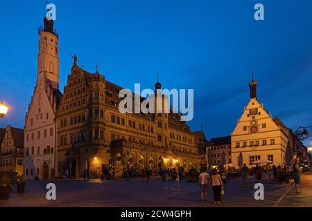 Municipio e Ratsherrntrinkstube, piazza del mercato, città vecchia, Rothenburg ob der Tauber, Franconia centrale, Baviera, Germania Foto Stock