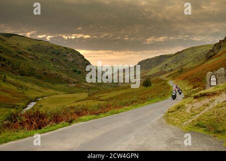 I motociclisti cavalcano la pista ciclabile nazionale sul comune di Abergwestyn nella valle del fiume Elan, vicino a Builth Wells, Mid Wales Foto Stock