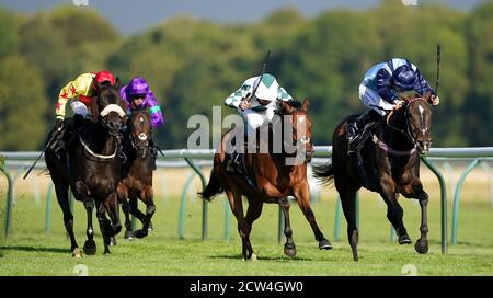 Roulston Scart guidato da William Buick (centro) vince la serie di handicap Watch the Star SPORTS Betting People Series all'ippodromo di Nottingham. Foto Stock