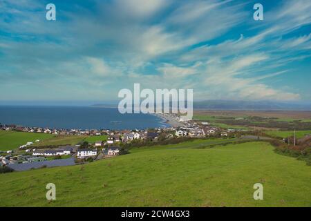 Alto punto panoramico che si affaccia sulla cittadina balneare di Borth Nel Galles centrale Foto Stock