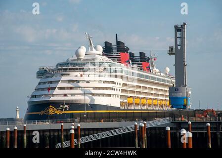 Dover, Kent, Inghilterra, Regno Unito. La nave da crociera americana Disney Magic lungo il Porto di dover durante il blocco di Covid. Foto Stock