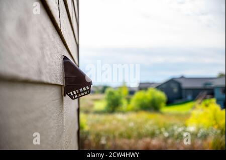 Schermo di ventilazione residenziale sul lato di una casa Foto Stock