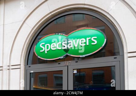LONDRA, INGHILTERRA - 24 LUGLIO 2020: Filiale ottica di Specsaver a Holborn, Londra durante la pandemia COVID-19 - 091 Foto Stock