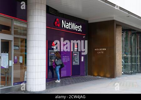 LONDRA, INGHILTERRA - 24 LUGLIO 2020: Filiale di NatWest sulla High Street a Holborn, Londra durante la pandemia di coronavirus COVID-19-047 Foto Stock