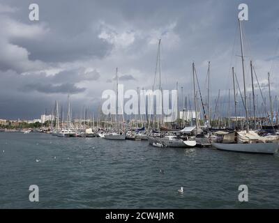 Vista degli yacht nel porto della città di Barcellona in Spagna Foto Stock