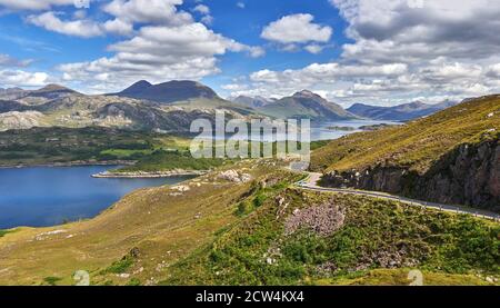 Costa Nord 500 rotta vicino Ardheslaig Applecross penisola con Torridon Montagne sullo sfondo Wester Ross Scozia Foto Stock