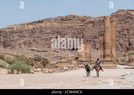 Jordan, Petra (Unesco) colonnaded Street, con le Tombe reali in lontananza. Foto Stock