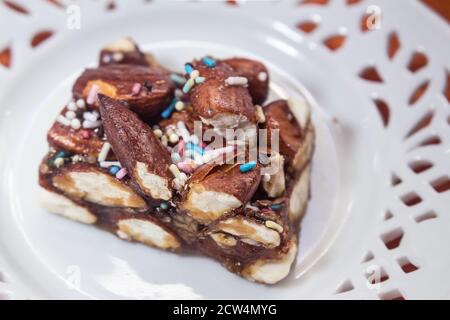 Dessert tipico siciliano: Un pezzo di torrone dolce fatto con mandorle Avola, chiamato anche "minnulata" Foto Stock