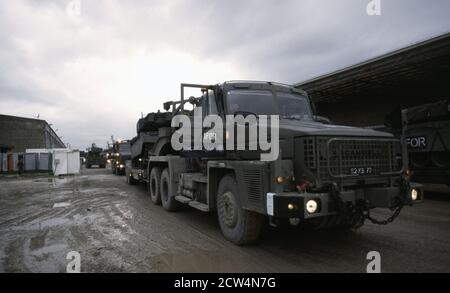 8 gennaio 1996 durante la guerra in Bosnia: Carri armati che trasportano l'esercito britannico Challenger 1 i principali carri armati di battaglia della Regina reale Hussars, parte del contingente IFOR, appena arrivati nel porto di Spalato, Croazia. Foto Stock