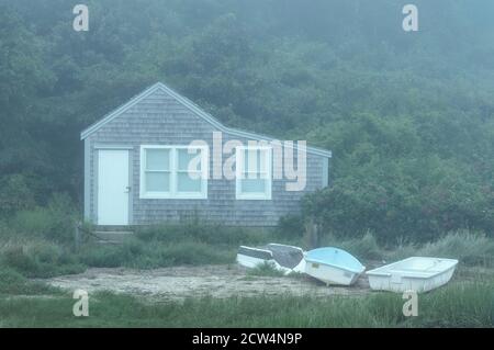 Affascinante capanna di pesca nella nebbia mattutina. Foto Stock