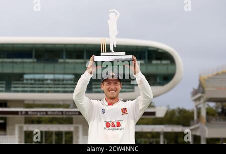 Tom Westley di Essex si pone con il trofeo dopo il quinto giorno della finale del Bob Willis Trophy a Lord's, Londra. Foto Stock