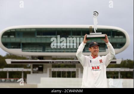 Tom Westley di Essex si pone con il trofeo dopo il quinto giorno della finale del Bob Willis Trophy a Lord's, Londra. Foto Stock