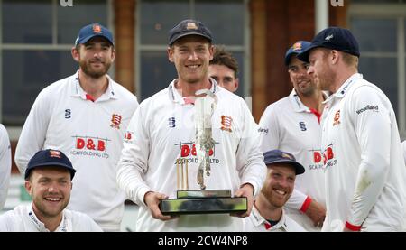 Tom Westley di Essex si pone con il trofeo dopo il quinto giorno della finale del Bob Willis Trophy a Lord's, Londra. Foto Stock